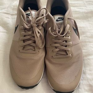 Size 10 Womens Nike Tan